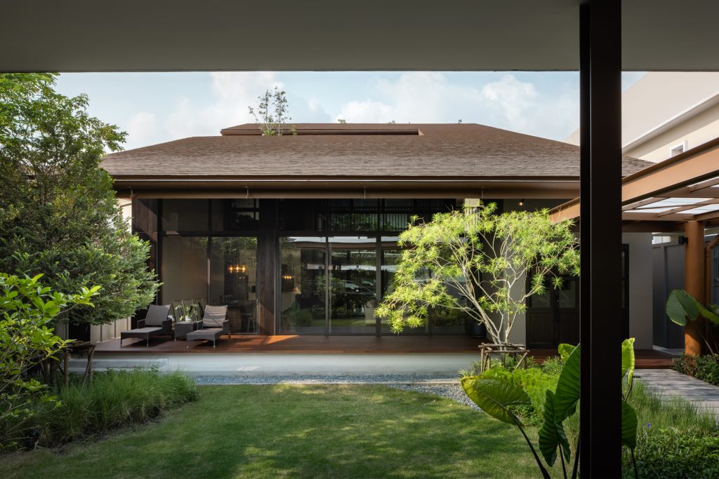 roof house 09 entrance court